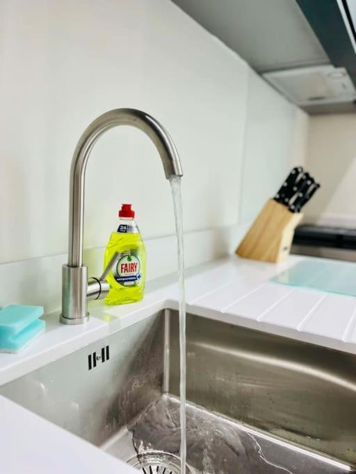 Lovely Studio Apartment With Free Parking Included! Manchester Ngoại thất bức ảnh