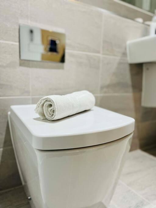 Lovely Studio Apartment With Free Parking Included! Manchester Ngoại thất bức ảnh