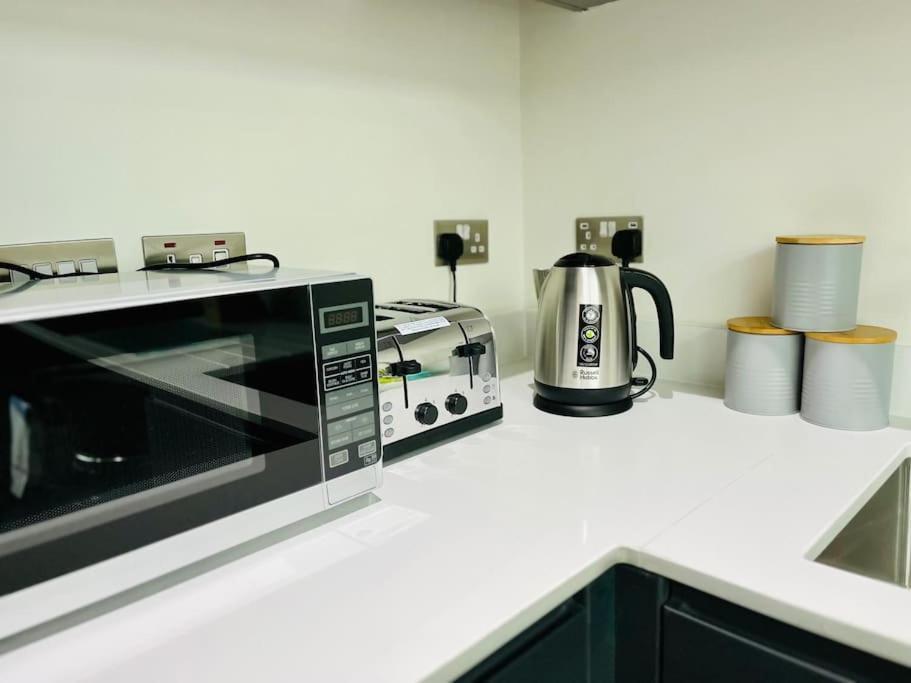 Lovely Studio Apartment With Free Parking Included! Manchester Ngoại thất bức ảnh