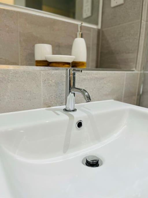 Lovely Studio Apartment With Free Parking Included! Manchester Ngoại thất bức ảnh
