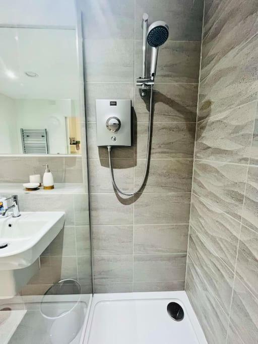 Lovely Studio Apartment With Free Parking Included! Manchester Ngoại thất bức ảnh